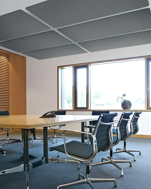 Akustik-Deckensegel zur Minimierung von Nachhall in Büroräumen
