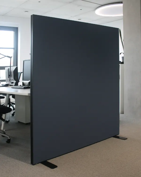 Mobile Akustik-Stellwand zur flexiblen Raumtrennung im Büro