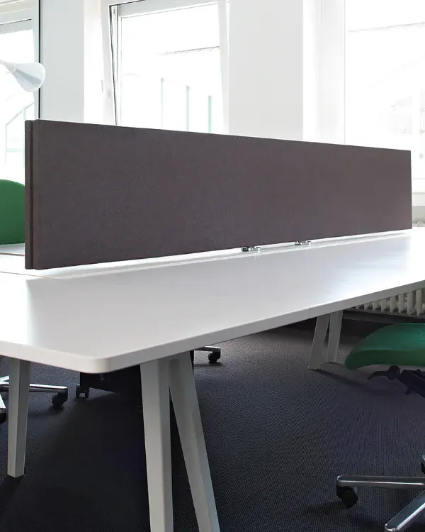 Akustik-Trennwand zwischen Büro-Schreibtischen zur Schallreduzierung