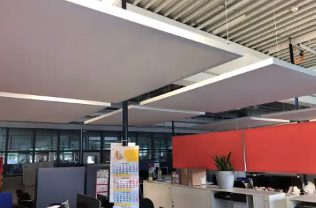 Deckensegel zur Schallminderung in modernen Büros Akustisches Deckensegel zur Lärmreduzierung im Büro