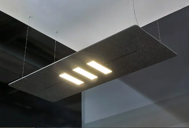 Raumakustik verbessern mit Deckensegeln im Büro Akustik-Deckensegel im modernen Büro