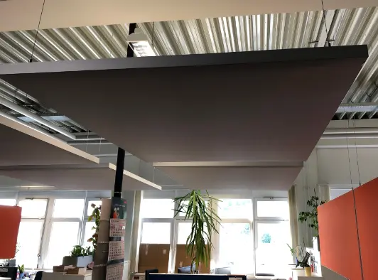 Akustik-Deckensegel AluFrame im Großraumbüro