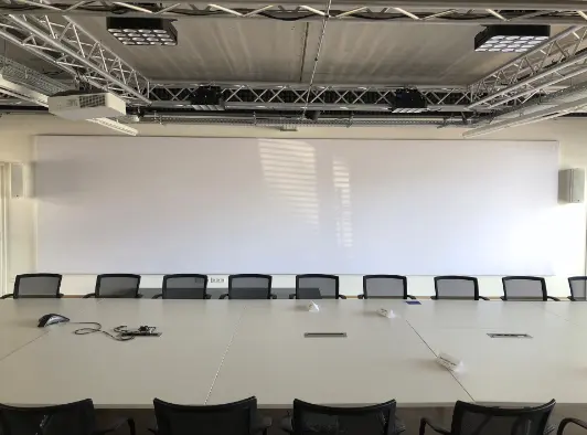 Schallminderung mit Video-Leinwand und Akustikbild im Konferenzraum