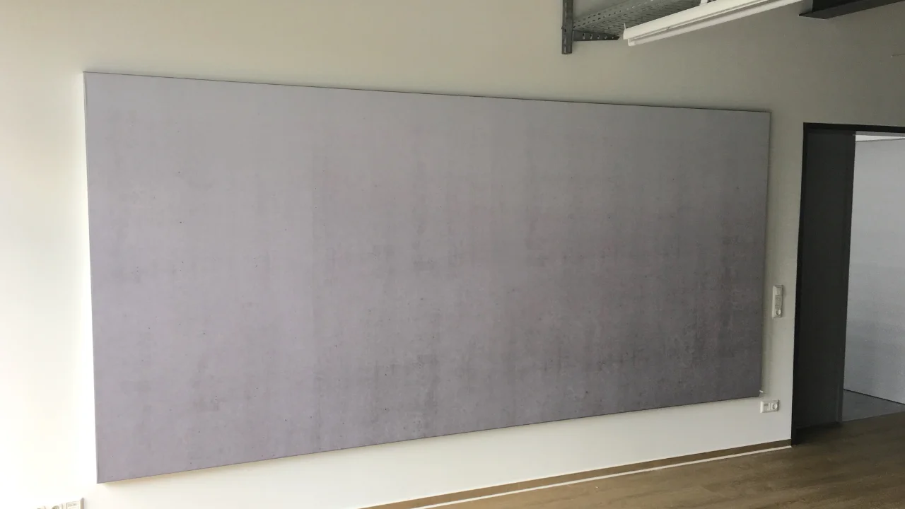 Großformatiges Akustikbild mit fotorealistischem Digitaldruck im AluFrame-System an der Konferenzraumwand