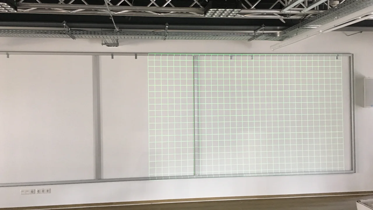 Großformatiges Akustikbild mit fotorealistischem Digitaldruck im AluFrame-System an der Konferenzraumwand